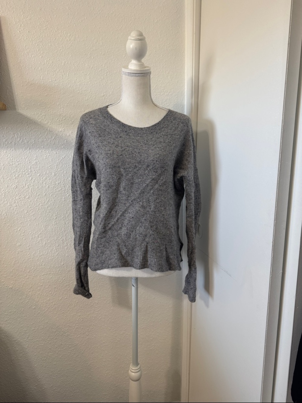 Philosophy 100% Cashmere Sweater Women's Size Large Grey Crewneck Soft Cozy - Picture 13 of 13